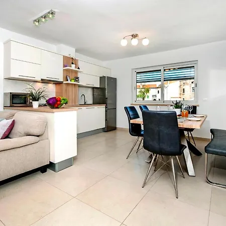 Two-bedroom Holiday In Mrgani