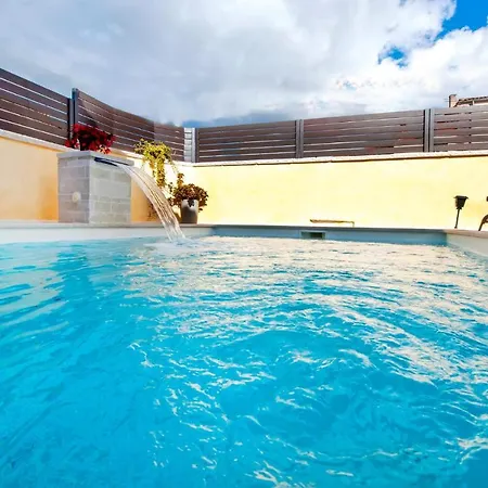 Two-bedroom Holiday In * Mrgani