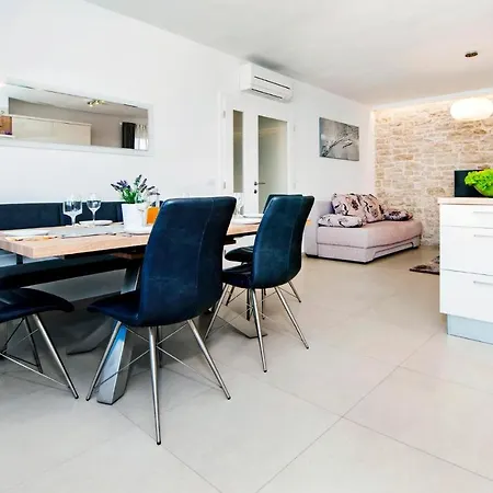 Two-bedroom Holiday In Mrgani